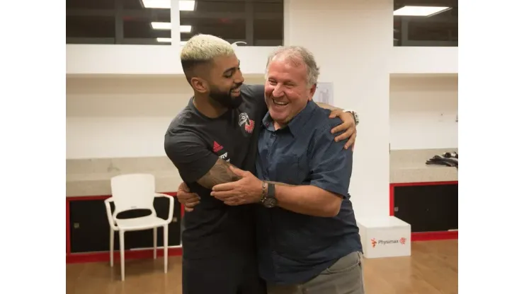 Zico e Gabigol se encontrando e se abraçando no CT d Flamengo. Foto: Alexandre Vidal / Flamengo