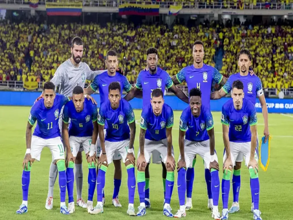 Jogadores titulares da Seleção Brasileira antes do jogo contra a Colômbia – Foto: Vitor Silva/CBF