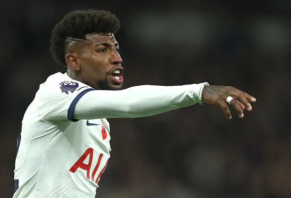 Emerson Royal em atividade pelo Tottenham. (Photo by Nigel French/Sportsphoto/Allstar via Getty Images)