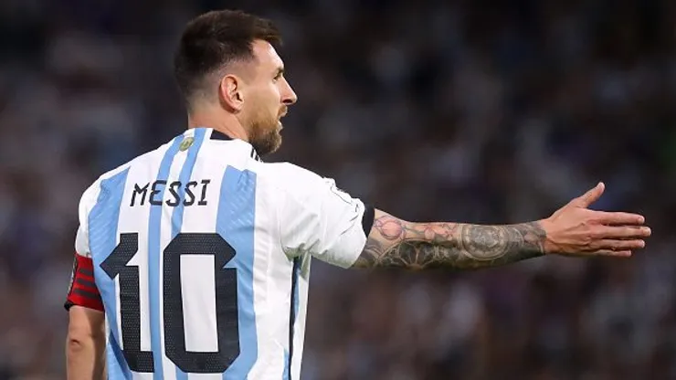Messi no estádio La Bombonera, contra o Uruguai pelas eliminatórias. Foto: Marcos Brindicci/Getty Images.