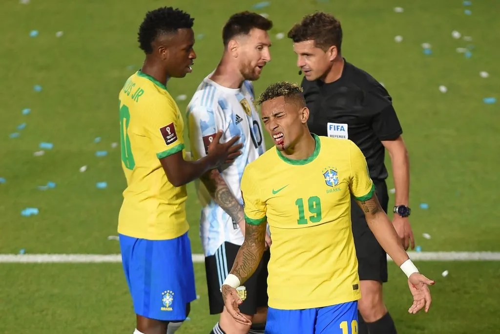 Raphinha jogador do Brasil sofre lesão durante partida contra o Argentina no estádio San Juan del Bicentenario pelo campeonato Eliminatórias Copa do Mundo 2022. FotoBaires/AGIF