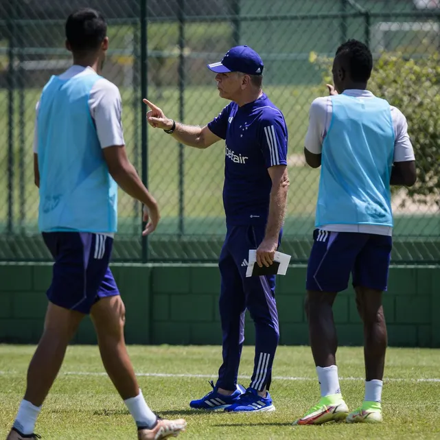 Autuori em ação na Toca da Raposa. Ele citou momento histórico ao qual fez parte, para motivar o elenco celeste – Foto: Gustavo Aleixo – Cruzeiro