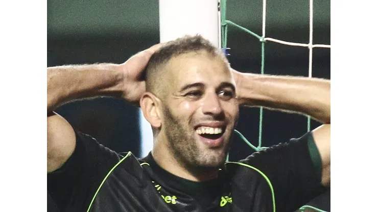 Slimani é o único dos três reforços que se firmou como titular. Foto: Gabriel Machado/AGIF