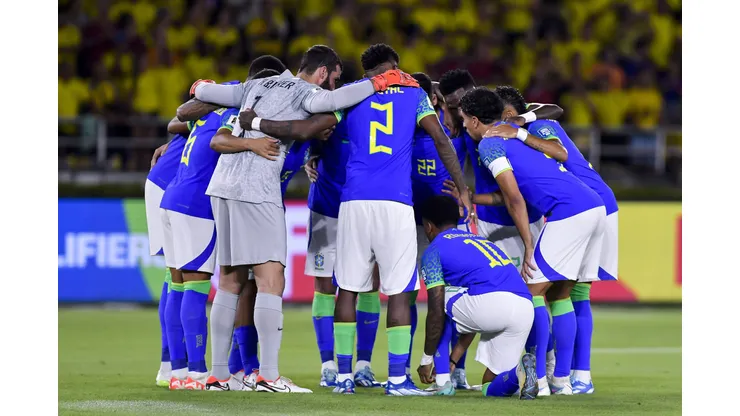 BARRANQUILLA, COLOMBIA - NOVEMBER 16: Player of Brazil huddle prior the FIFA World Cup 2026 Qualifier match between Colombia and Brazil at Estadio Metropolitano Roberto Meléndez on November 16, 2023 in Barranquilla, Colombia. (Photo by Gabriel Aponte/Getty Images)