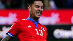 Foto: Claudio Reyes - Pool/Getty Images - Erick Pulgar em partida pela Seleção Chilena