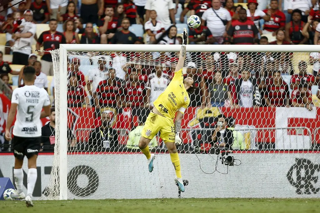 Goleiro Cássio durante defesa em partida pelo Campeonato Brasieliro: Foto: Wagner Meier/Getty Images