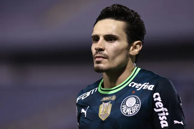 Raphael Veiga, jogador do Palmeiras, durante partida contra o Internacional no estádio Arena Barueri pelo campeonato Brasileiro A 2023. Foto: Marcello Zambrana/AGIF