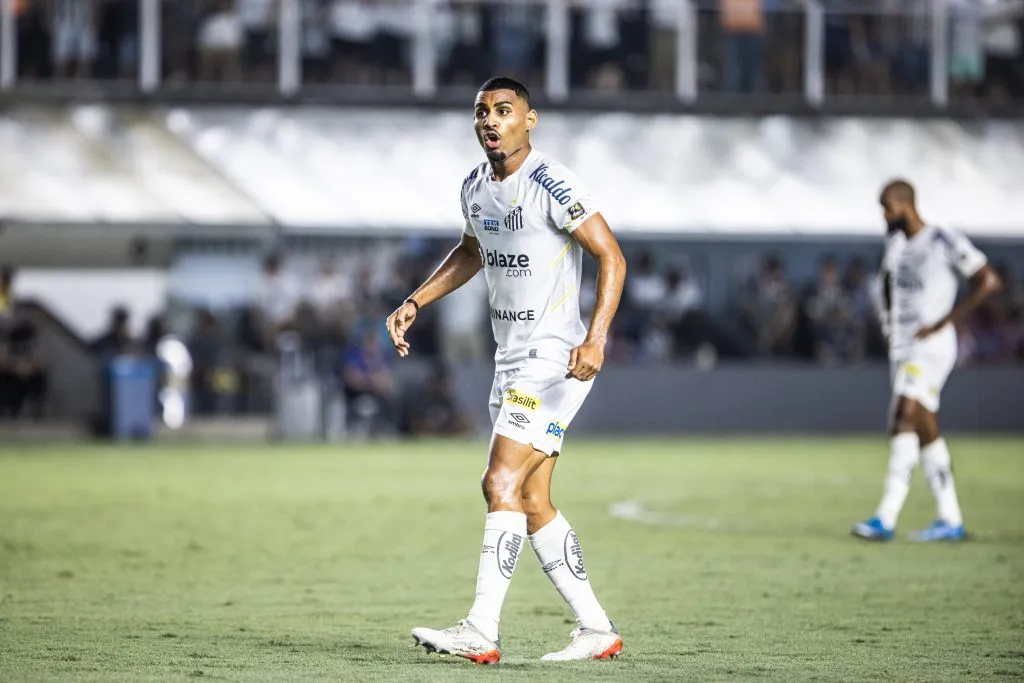 Joaquim jogador do Santos durante partida na Vila Belmiro pelo Brasileiro A 2023. Foto: Abner Dourado/AGIF