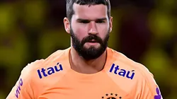 Foto: Gabriel Aponte/Getty Images - Alisson no aquecimento antes do jogo entre Colômbia X Brasil