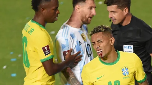 Raphinha jogador do Brasil sofre lesão durante partida contra o Argentina no estádio San Juan del Bicentenario pelo campeonato Eliminatórias Copa do Mundo 2022. FotoBaires/AGIF
