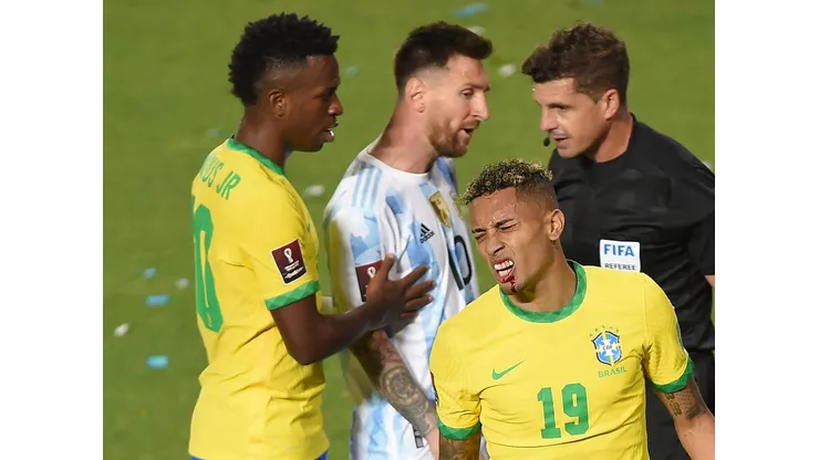 Raphinha jogador do Brasil sofre lesão durante partida contra o Argentina no estádio San Juan del Bicentenario pelo campeonato Eliminatórias Copa do Mundo 2022. FotoBaires/AGIF