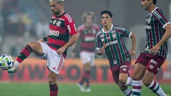 De Arrascaeta jogador do Flamengo disputa lance com PH Ganso jogador do Fluminense durante partida no estádio Maracanã pelo campeonato Copa do Brasil 2023. Foto: Thiago Ribeiro/AGIF