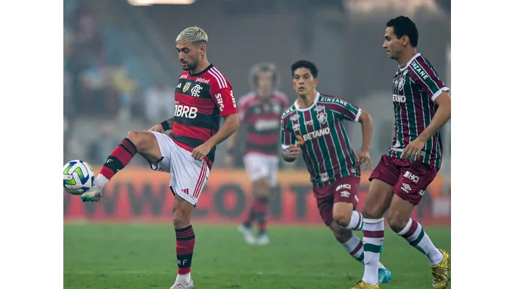 De Arrascaeta jogador do Flamengo disputa lance com PH Ganso jogador do Fluminense durante partida no estádio Maracanã pelo campeonato Copa do Brasil 2023. Foto: Thiago Ribeiro/AGIF
