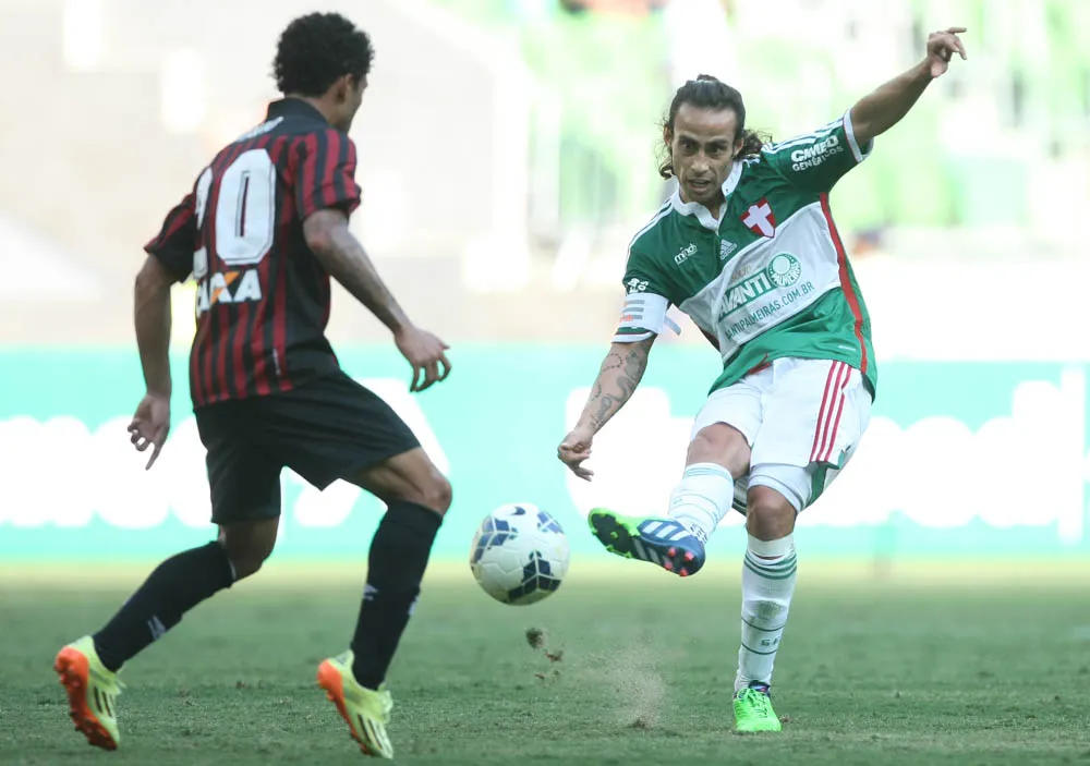 Valdívia, ex-jogado do Palmeiras, em ação pelo clube no Brasileirão de 2014 – Foto: Cesar Greco / Fotoarena