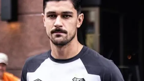 Basso jogador do Santos, se lesiona e equipe passa dificuldades também no setor ofensivo - Foto: Santos Oficial