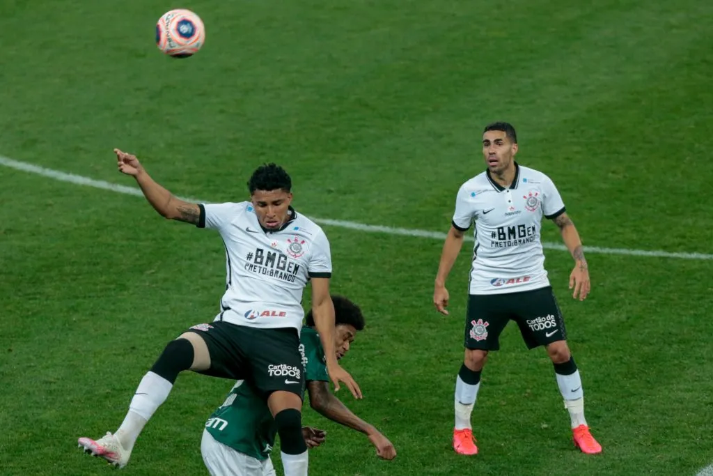 Éderson disputa lance com Luiz Adriano jogador do Palmeiras durante partida no estadio Arena Corinthians pelo campeonato Paulista 2020. Foto: Marcello Zambrana/AGIF