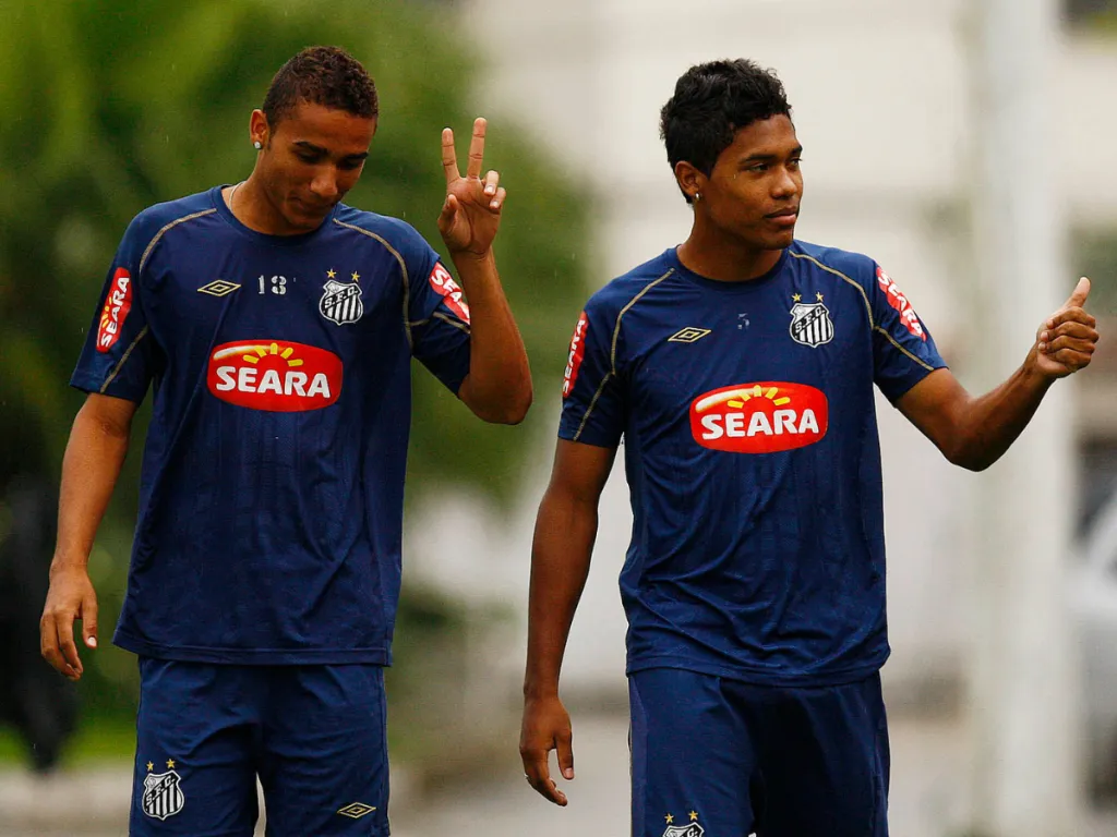 Danilo e Alex Sandro, ex-jogadores do Santos - Foto: Ricardo Saibun/Santos FC