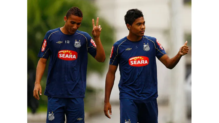 Danilo e Alex Sandro, ex-jogadores do Santos, durante treino - Foto: Ricardo Saibun/Santos FC