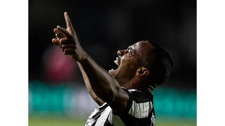 Marlon Freitas jogador do Botafogo comemora seu gol durante partida contra o Gremio no estadio Sao Januario pelo campeonato Brasileiro A 2023. Thiago Ribeiro/AGIF