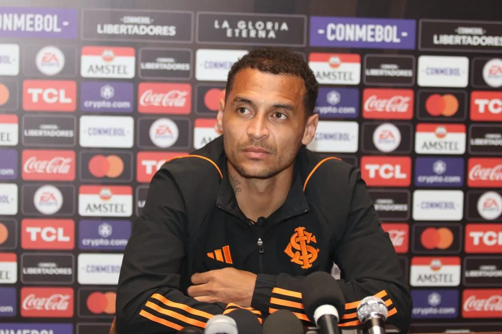 Barcellos quer um meia para fazer sombra a Alan Patrick. Foto: Flickr Oficial Internacional