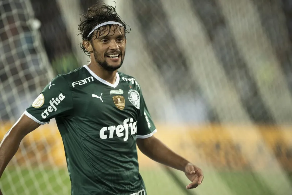 Gustavo Scarpa jogador do Palmeiras comemora seu gol durante partida contra o Botafogo no estadio Engenhao pelo campeonato Brasileiro A 2022. Foto: Jorge Rodrigues/AGIF