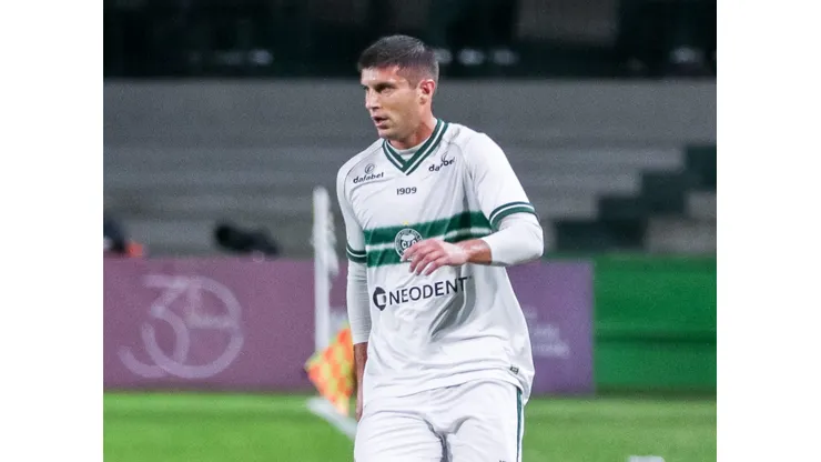 Kuscevic em ação pelo Coxa durante o Brasileirão. Foto: Robson Mafra/AGIF