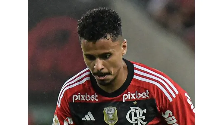RJ - RIO DE JANEIRO - 13/08/2023 - BRASILEIRO A 2023, FLAMENGO X SAO PAULO - Allan, volante do Flamengo, pode ganhar sombra em 2024 - Foto: Thiago Ribeiro/AGIF