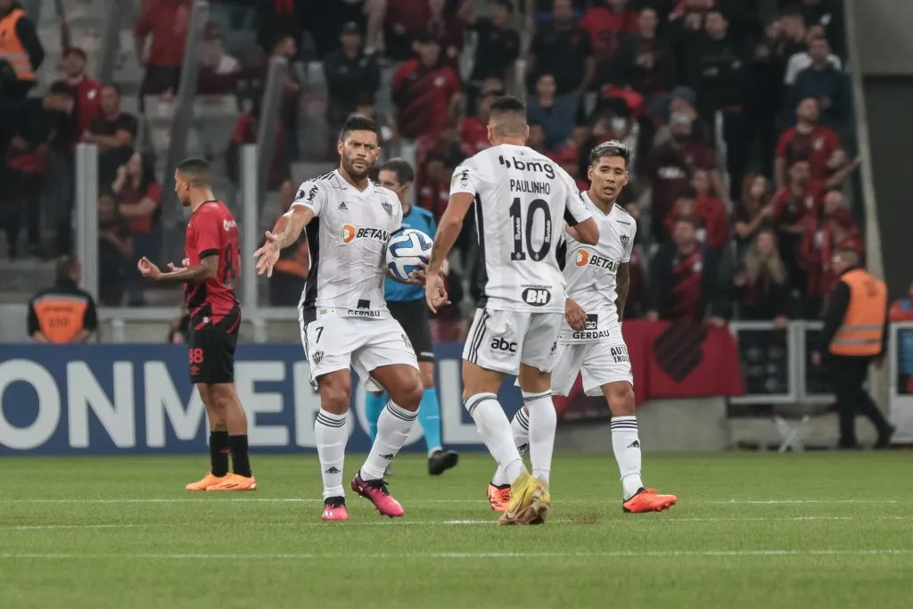 Hulk e Paulinho pelo Atlético Mineiro – Foto: Robson Mafra/AGIF
