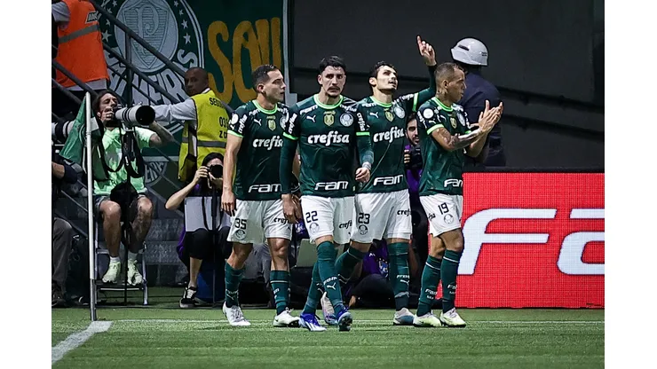 SP - SAO PAULO - 28/10/2023 - BRASILEIRO A 2023, PALMEIRAS X BAHIA - Raphael Veiga jogador do Palmeiras comemora seu gol com jogadores do seu time durante partida contra o Bahia no estadio Arena Allianz Parque pelo campeonato Brasileiro A 2023. Foto: Fabio Giannelli/AGIF