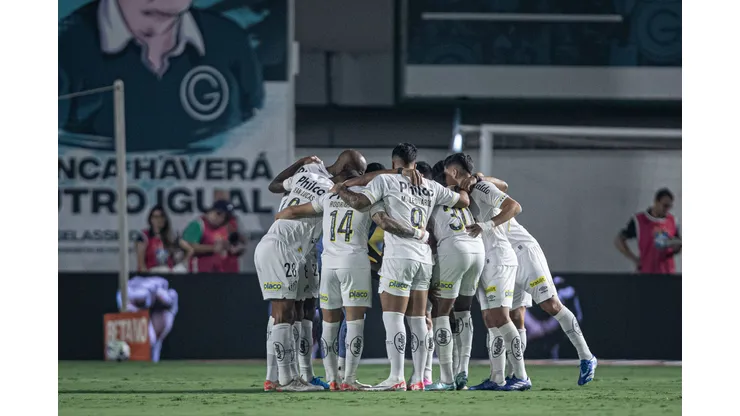 GO - GOIANIA - 09/11/2023 - BRASILEIRO A 2023, GOIAS X SANTOS - Jogadores do Santos durante entrada em campo para partida contra o Goias no estadio Serrinha pelo campeonato Brasileiro A 2023. Foto: Heber Gomes/AGIF