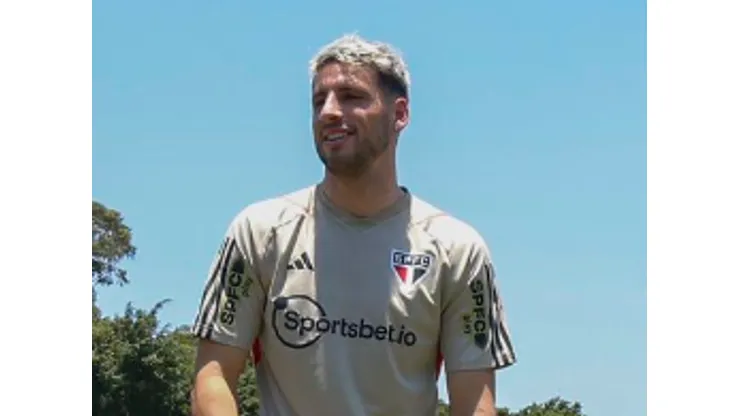 Calleri retorna ao CT após cirurgia no tornozelo. Miguel Schincariol / saopaulofc
