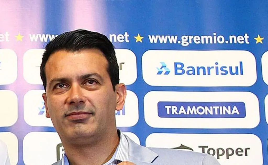 Lucas Uebel/Gremio FBPA – Rui Costa em apresentação e pedido no rival do SPFC.