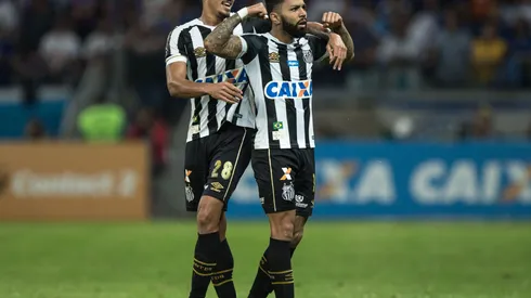 Gabriel Barbosa, então jogador do Santos, comemora seu gol durante partida contra o Cruzeiro no estádio Mineirão pela Copa do Brasil 2018 - Foto: Pedro Vale/AGIF