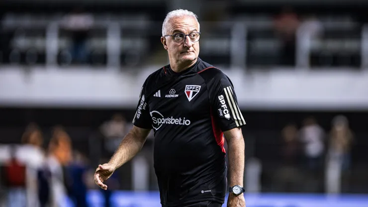 Dorival Junior tecnico do Sao Paulo durante partida contra o Bragantino no estadio Vila Belmiro pelo campeonato Brasileiro A 2023. Foto: Abner Dourado/AGIF