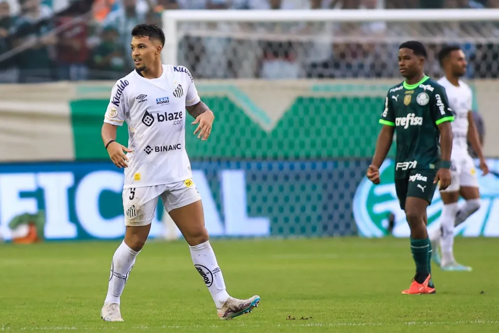 Marcos Leonardo jogador do Santos comemora seu gol durante partida contra o Palmeiras no estadio Arena Barueri pelo campeonato Brasileiro A 2023. Foto: Marcello Zambrana/AGIF