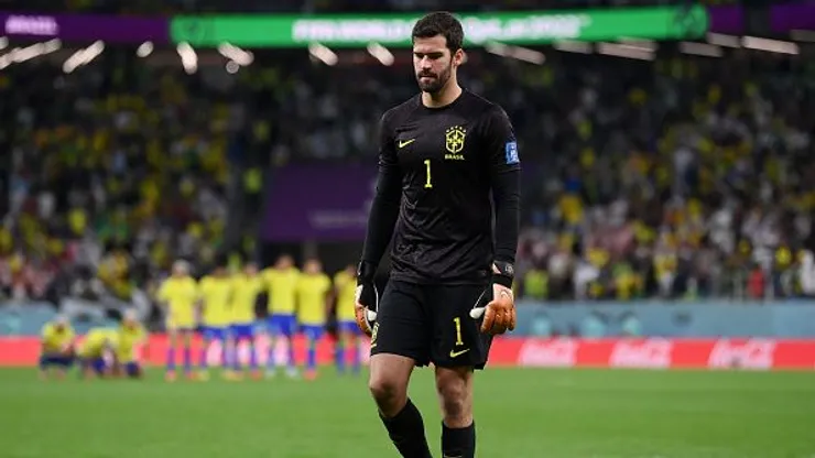 Alisson jogando pela Seleção Brasileira na Copa do Mundo do Catar. Foto: Laurence Griffiths/Getty Images.