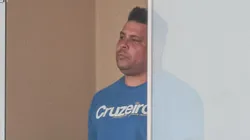 Ronaldo observa a confusão generalizada entre a torcida do Cruzeiro e a do Coritiba - Foto: Robson Mafra/AGIF