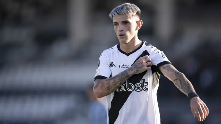 Orellano jogador do Vasco durante partida contra o Gremio no estadio Sao Januario pelo campeonato Brasileiro A 2023. Foto: Jorge Rodrigues/AGIF