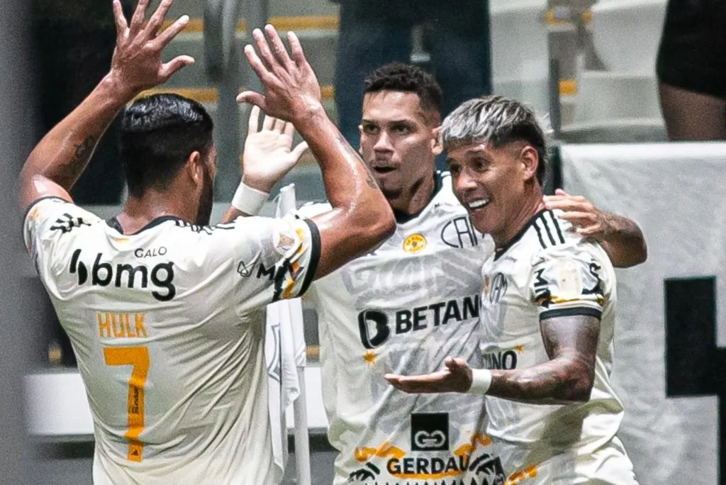 A dupla Paulinho e Hulk juntamente com Zaracho na Arena MRV – Foto: Fernando Moreno/AGIF