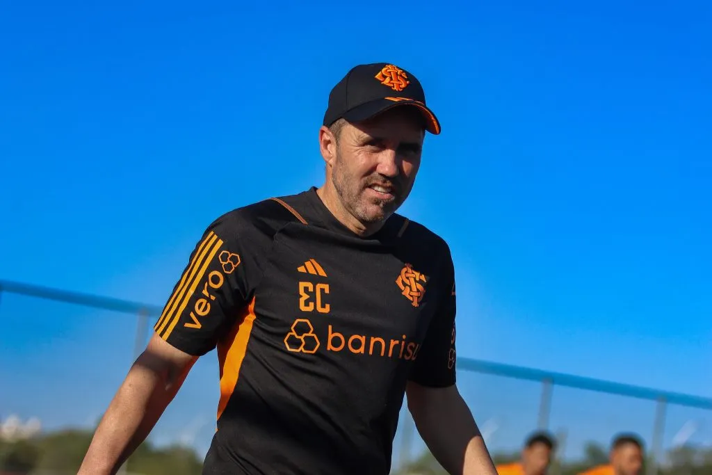 Coudet comanda treino no Parque do Gigante. O treinador trabalha contando com Johnny para encarar o Bragantino – Foto: Ricardo Duarte/Internacional