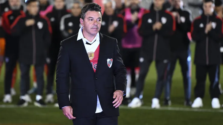 Marcelo Gallardo sendo aplaudido no estádio Monumental, do River Plate, na Argentina. Foto: Rodrigo Valle/Getty Images.