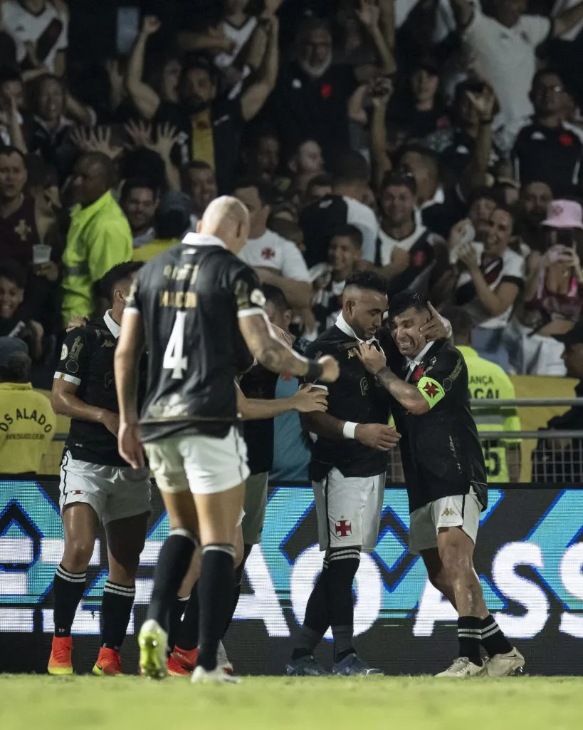 Payet jogador do Vasco comemora seu gol com Medel jogador da sua equipe durante partida contra o America-MG no estadio Sao Januario pelo campeonato Brasileiro A 2023. Jorge Rodrigues/AGIF