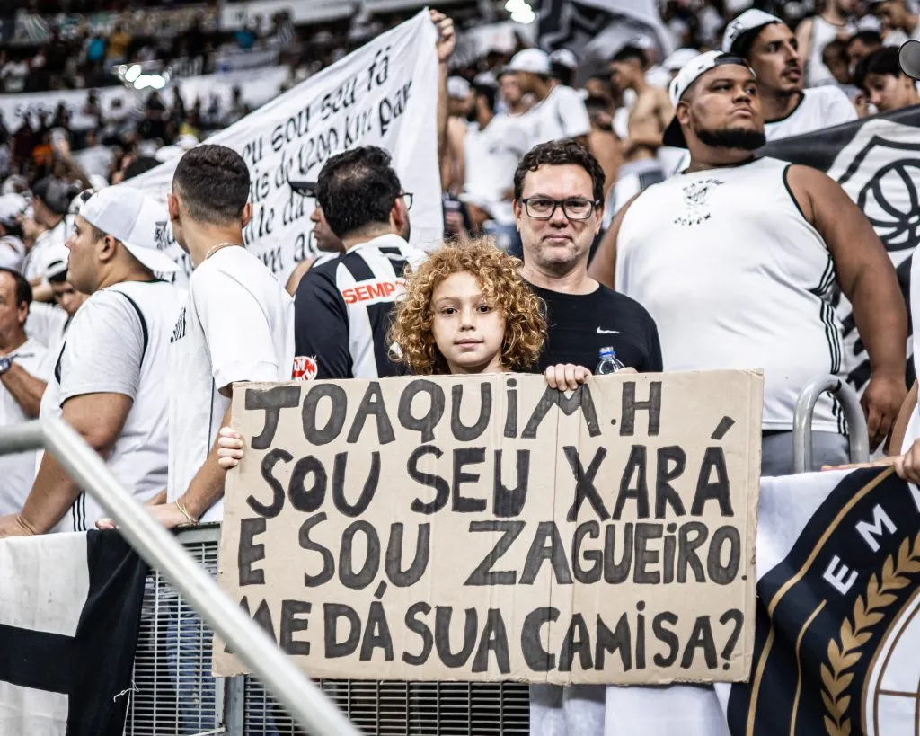 Torcedor do Santos pede camisa de Joaquim – Foto: Raul Baretta/Santos FC