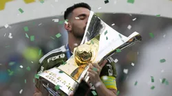 Jogador Bruno Henrique do Palmeiras levanta a taça de Campeão do Brasileirão, apos a partida contra o Vitoria no estadio Arena Allianz Parque pelo campeonato Brasileiro A 2018. Daniel Vorley/AGIF