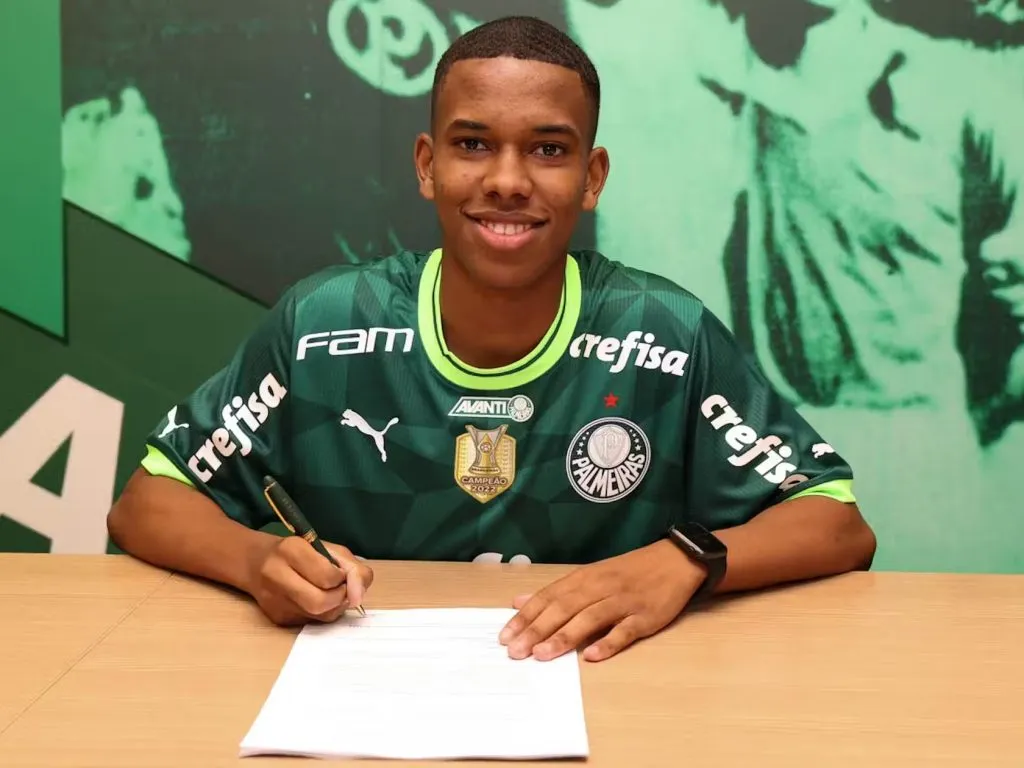 Estevão assinando contrato com o Palmeiras. Foto: Reprodução internet/ Palmeiras