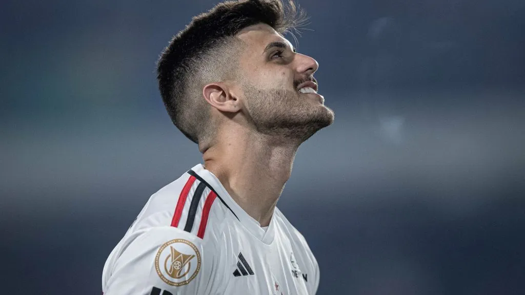 Beraldo sorrindo antes de jogo do São Paulo