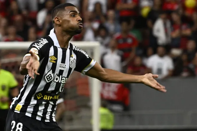 Joaquim jogador do Santos comemora seu gol durante partida contra o Flamengo no estadio Mane Garrincha pelo campeonato Brasileiro A 2023. Foto: Mateus Bonomi/AGIF