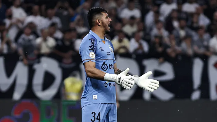 João Paulo, goleiro do Santos, durante partida contra o Corinthians na Neo Química Arena pelo Campeonato Brasileiro - Foto: Fabio Giannelli/AGIF