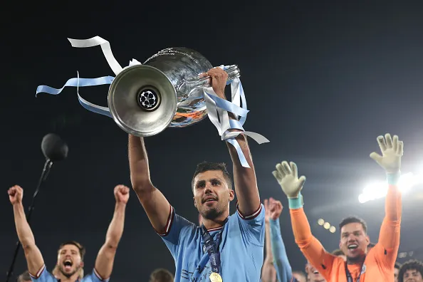 Rodri levantando a taça de campeão da Champions League. Foto: Catherine Ivill/Getty Images.