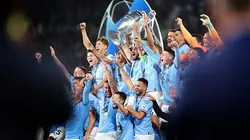 Elenco do Manchester City levanta a taça de campeão de Champions League. Foto: Catherine Ivill/Getty Images)
